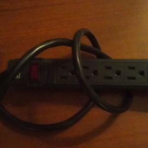 Staples brand 6 plug power strip